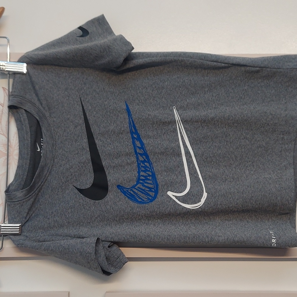 ⭐️ 5/$30 Nike swoosh youth dri fit, medium, size 6